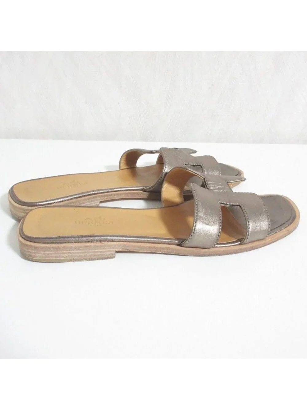 Hermes Oran Leather Flat Sandals Blanc